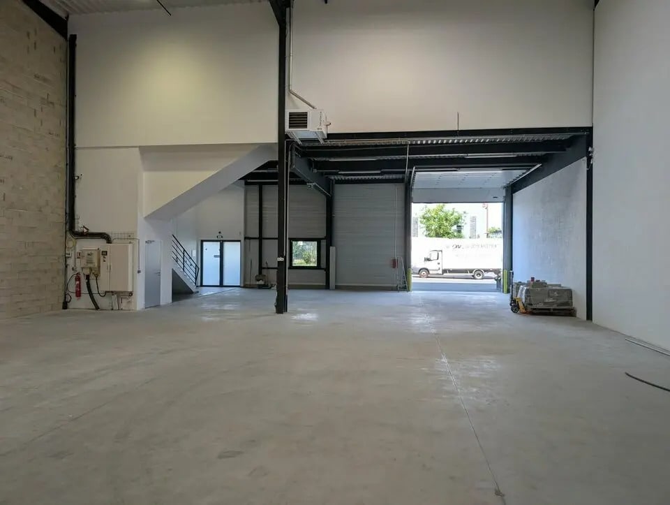 Flex in Groslay for lease Interior Photo- Image 1 of 8