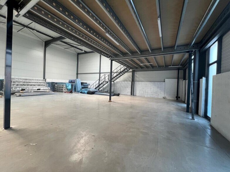 Flex in Villefontaine for lease - Interior Photo - Image 3 of 3