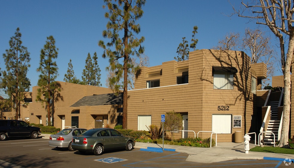 5212 Katella Ave, Los Alamitos, CA à louer - Photo du bâtiment - Image 2 de 3