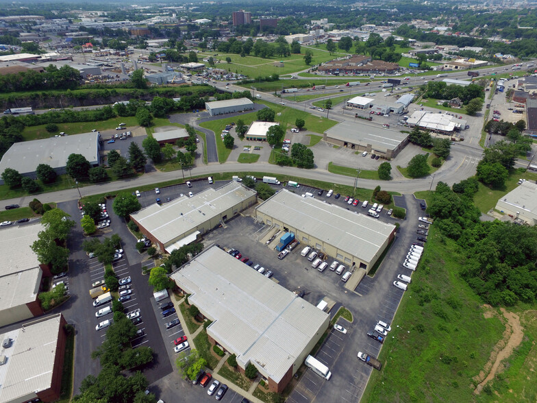 820 Fesslers Pky, Nashville, TN à louer - Photo du bâtiment - Image 2 de 4