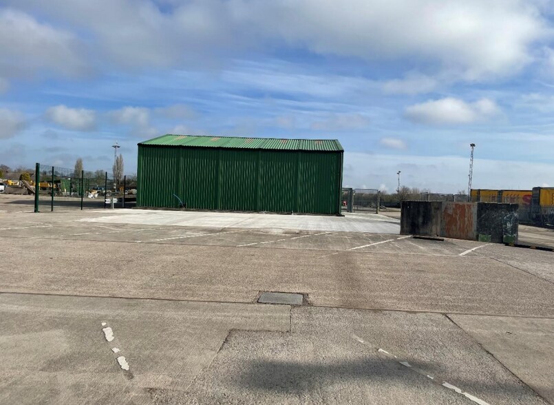 1 Chaddock Ln, Manchester à louer - Photo du bâtiment - Image 3 de 3