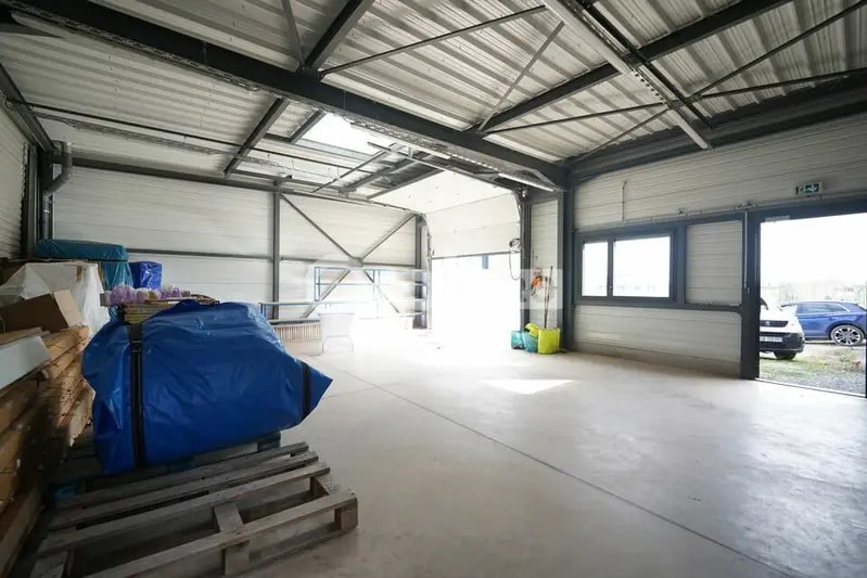 Flex in Sainte-Consorce for lease - Interior Photo - Image 2 of 8