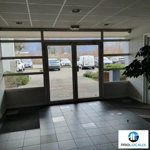 Bureau dans Montbonnot-Saint-Martin à louer - Hall d’entrée - Image 1 de 9