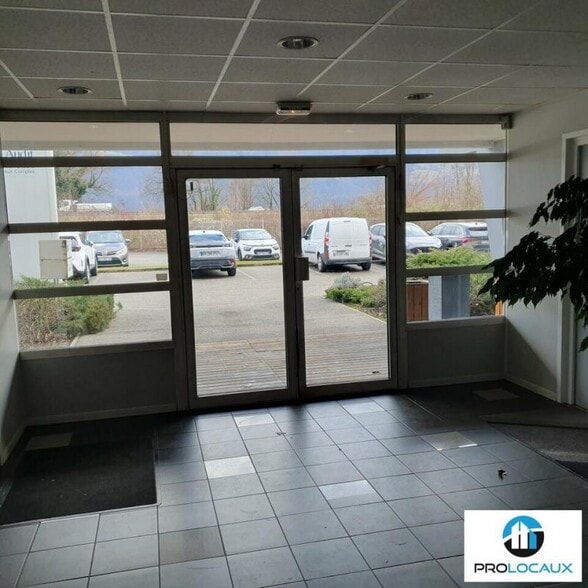 Office in Montbonnot-Saint-Martin for lease - Lobby - Image 1 of 9