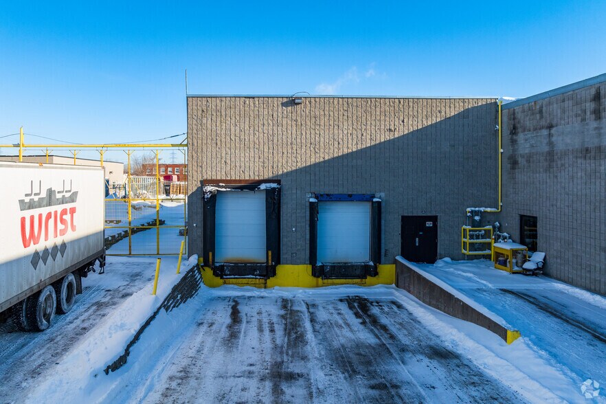 10801 Boul Ray-Lawson, Montréal, QC à louer - Photo du bâtiment - Image 3 de 4