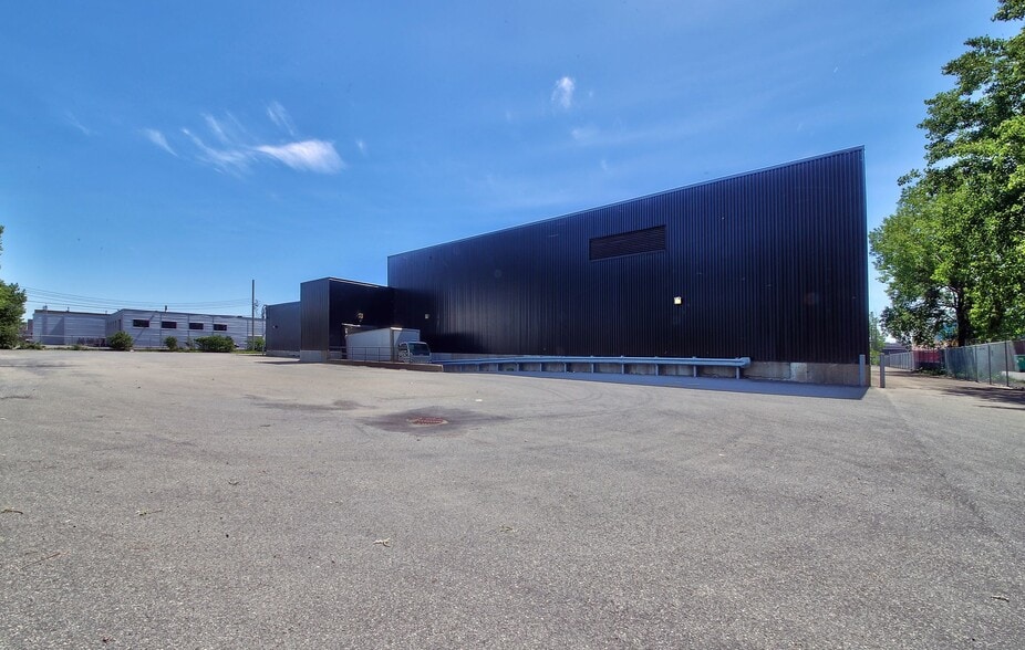 247-255 Montee De Liesse, Montréal, QC à louer - Photo du bâtiment - Image 3 de 14