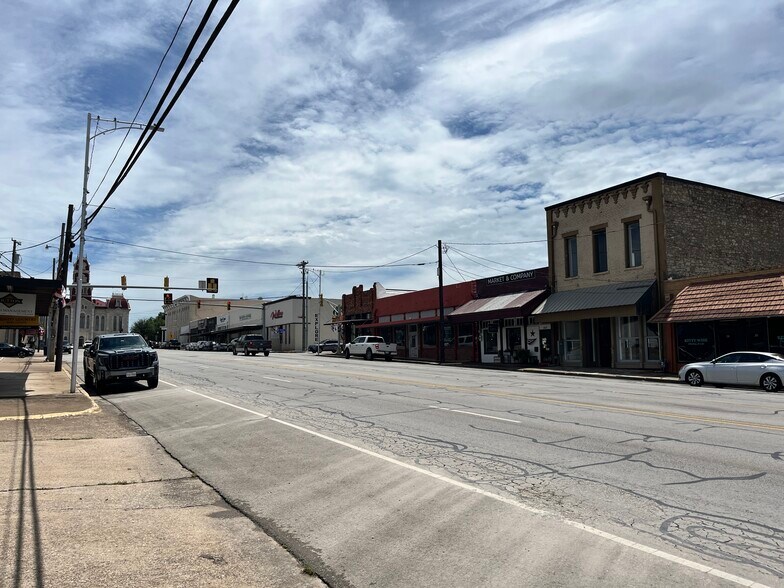 209 N Main St, Weatherford, TX à vendre - Photo du bâtiment - Image 2 de 9