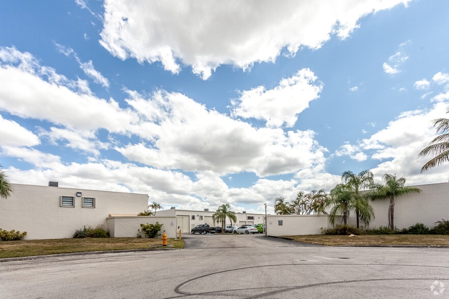 13957 SW 140th St, Miami, FL for lease - Building Photo - Image 3 of 31