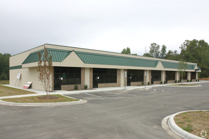 11855 N Tryon St, Charlotte, NC for lease - Building Photo - Image 2 of 12