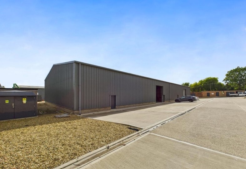 Eastern Way, Heath And Reach for lease - Building Photo - Image 3 of 9