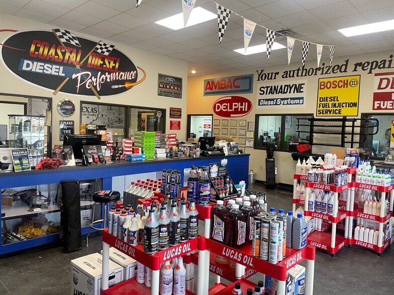 5809 Leopard St, Corpus Christi, TX for lease - Building Photo - Image 2 of 6