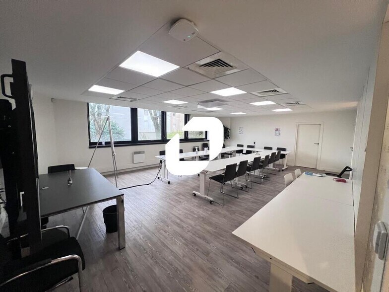 Office in Lognes for lease - Interior Photo - Image 2 of 14