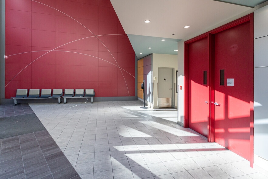 95 Smithe St, Vancouver, BC for lease - Lobby - Image 3 of 5