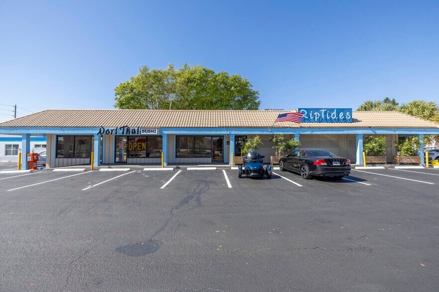 Blind Pass – Nori Thai / Riptides + Lot portefeuille de 2 propriétés à vendre sur LoopNet.ca - Photo du bâtiment - Image 2 de 21
