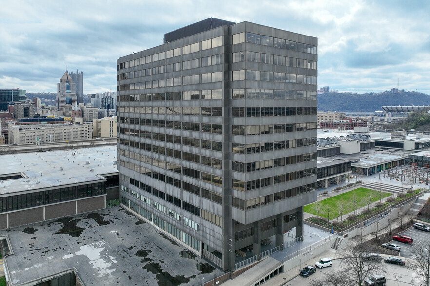 2 Allegheny Ctr E, Pittsburgh, PA à louer - Photo du bâtiment - Image 1 de 6