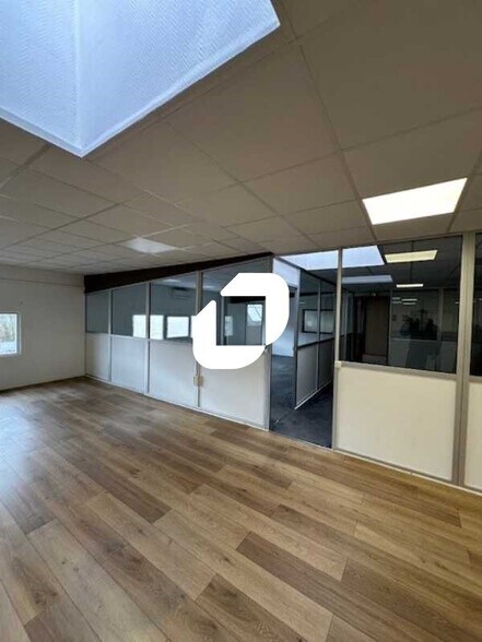Office in Morainvilliers for lease - Building Photo - Image 3 of 13