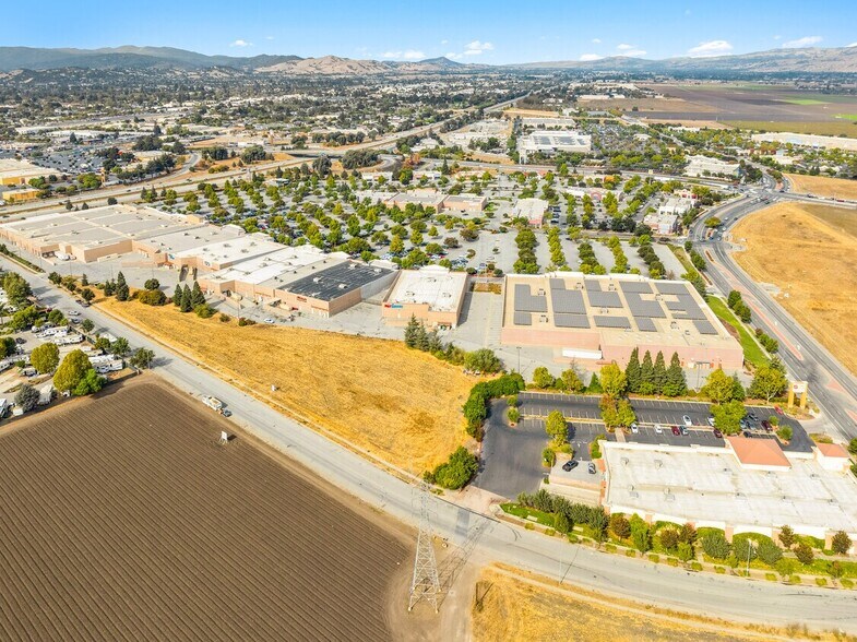 6715 Camino Arroyo, Gilroy, CA for sale - Building Photo - Image 3 of 6