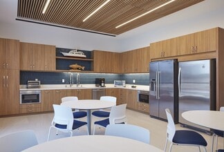 10200 Willow Creek Rd, San Diego, CA à louer Photo intérieure- Image 2 de 2