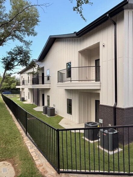 2450 Wickersham Ln, Austin, TX à vendre - Photo du bâtiment - Image 2 de 9
