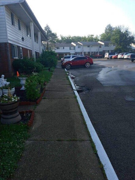 Residential Income Condos portefeuille de 12 propriétés à vendre sur LoopNet.ca - Photo du bâtiment - Image 2 de 8