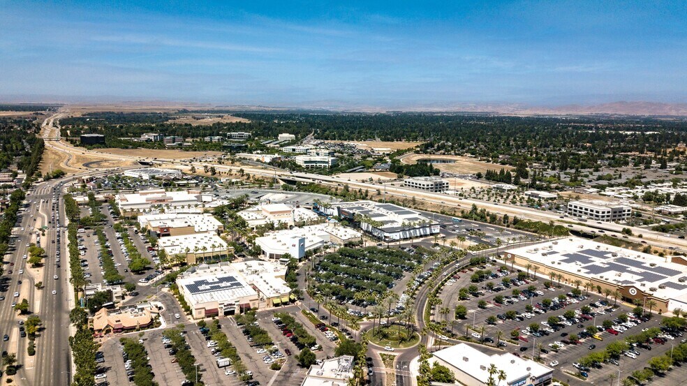 7418 N Blackstone Ave, Fresno, CA à louer - Photo du bâtiment - Image 1 de 5