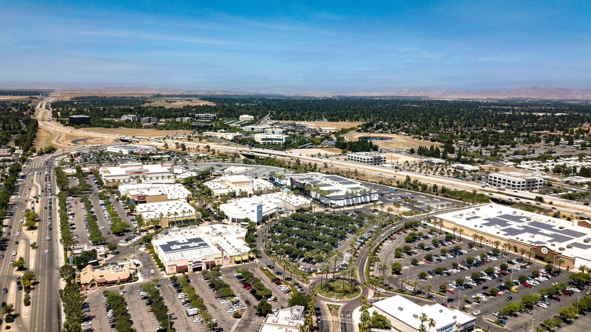 7418 N Blackstone Ave, Fresno, CA à louer Photo du bâtiment- Image 1 de 6