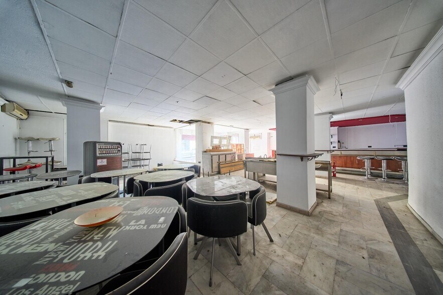 Retail in Granada for sale - Interior Photo - Image 2 of 12