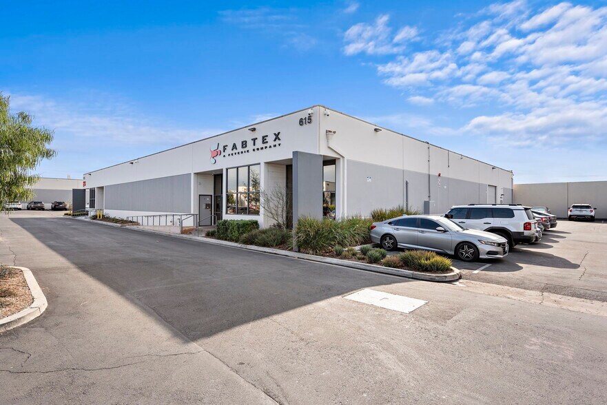 615-623 S State College Blvd, Fullerton, CA à vendre - Photo du bâtiment - Image 2 de 32