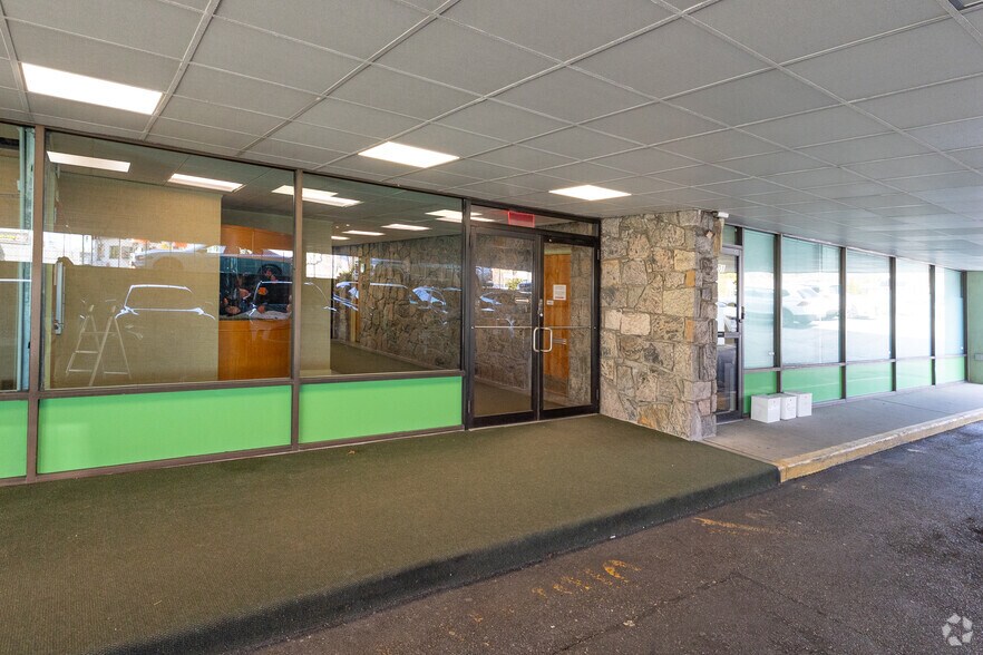 734 Walt Whitman Rd, Melville, NY for sale - Interior Photo - Image 2 of 3