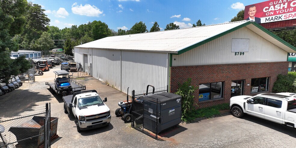 5709 Brookshire Blvd, Charlotte, NC à louer - Photo intérieure - Image 3 de 4