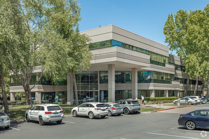 2151 River Plaza Dr, Sacramento, CA à louer - Photo du bâtiment - Image 2 de 11