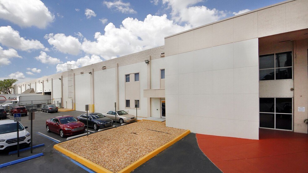 1801 NW 82nd Ave, Doral, FL for lease - Primary Photo - Image 1 of 1