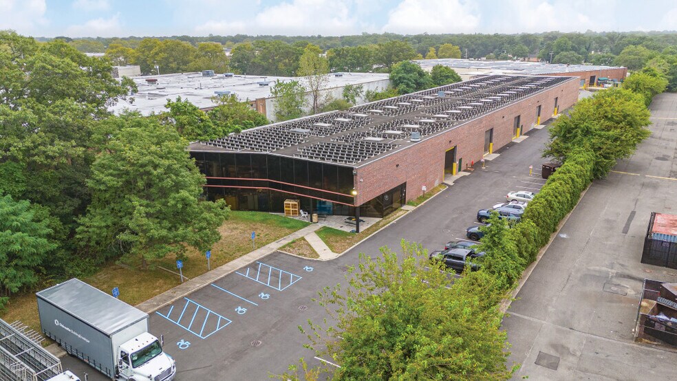 1750 Express Dr S, Hauppauge, NY à vendre - Photo du bâtiment - Image 2 de 5
