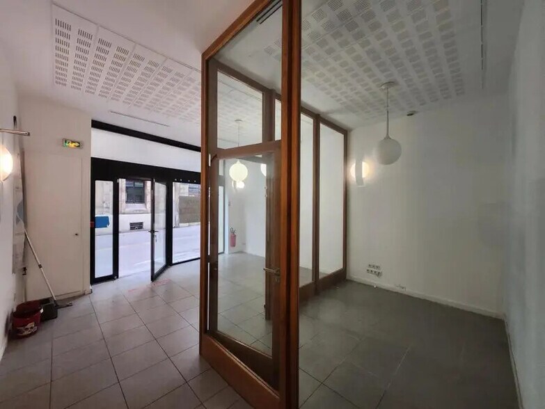 Retail in Montpellier for sale - Interior Photo - Image 2 of 12