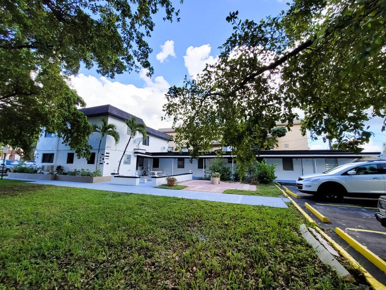 1858 Dewey St, Hollywood, FL for sale - Building Photo - Image 2 of 17