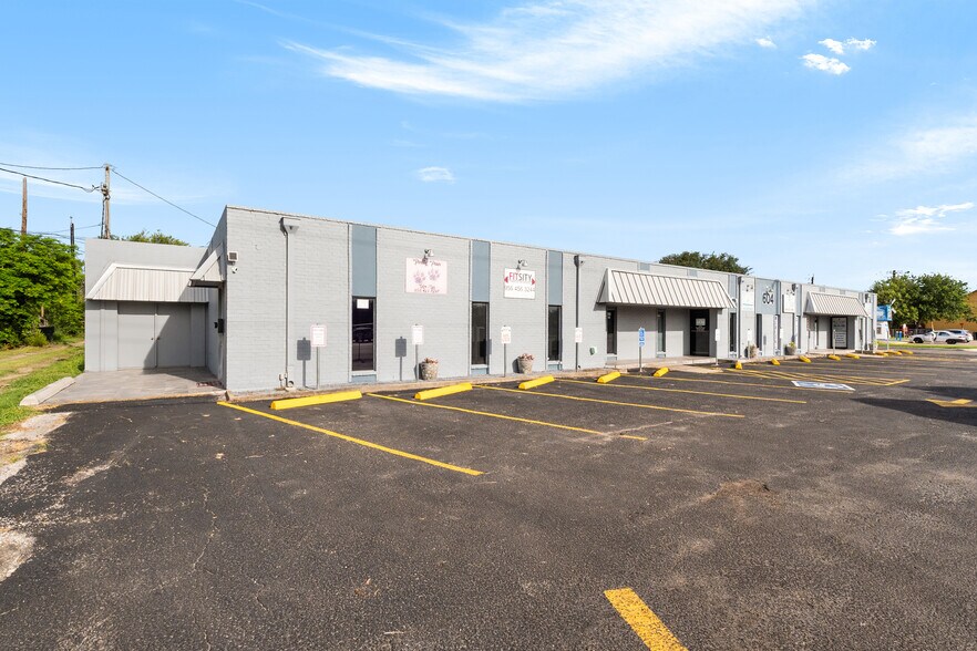 604 S 77 Sunshine Strip, Harlingen, TX à vendre - Photo du bâtiment - Image 1 de 33