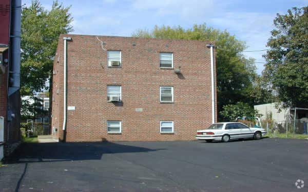 5910 Erdrick St, Philadelphia, PA à vendre - Photo principale - Image 1 de 2