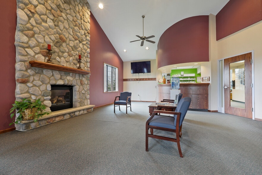 952 S Park Ave, Fond Du Lac, WI for lease - Interior Photo - Image 2 of 16