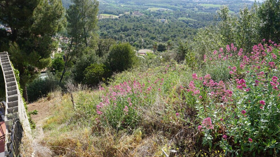 Urbanización Castel de Montbui portefeuille de 4 propriétés à vendre sur LoopNet.ca - Photo du bâtiment - Image 3 de 12