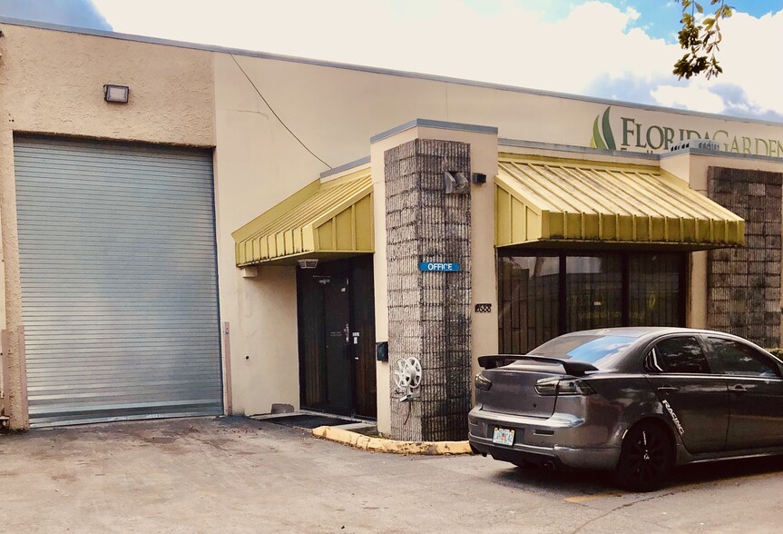 2684-2692 W 79th St, Hialeah, FL for lease - Building Photo - Image 3 of 10