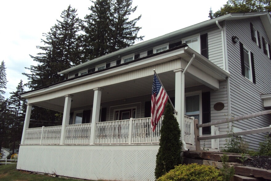 379 S Main St, Montrose, PA for sale - Primary Photo - Image 1 of 16