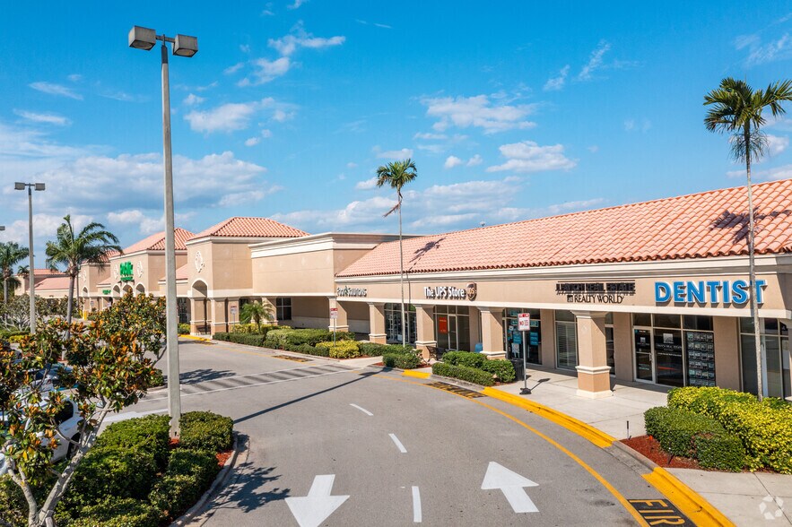 21301 S Tamiami Trl, Estero, FL à louer - Photo du bâtiment - Image 2 de 7
