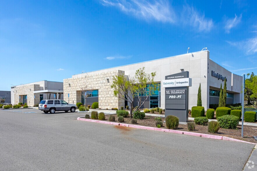 604 N Magnolia Ave, Clovis, CA à louer - Photo du bâtiment - Image 2 de 8