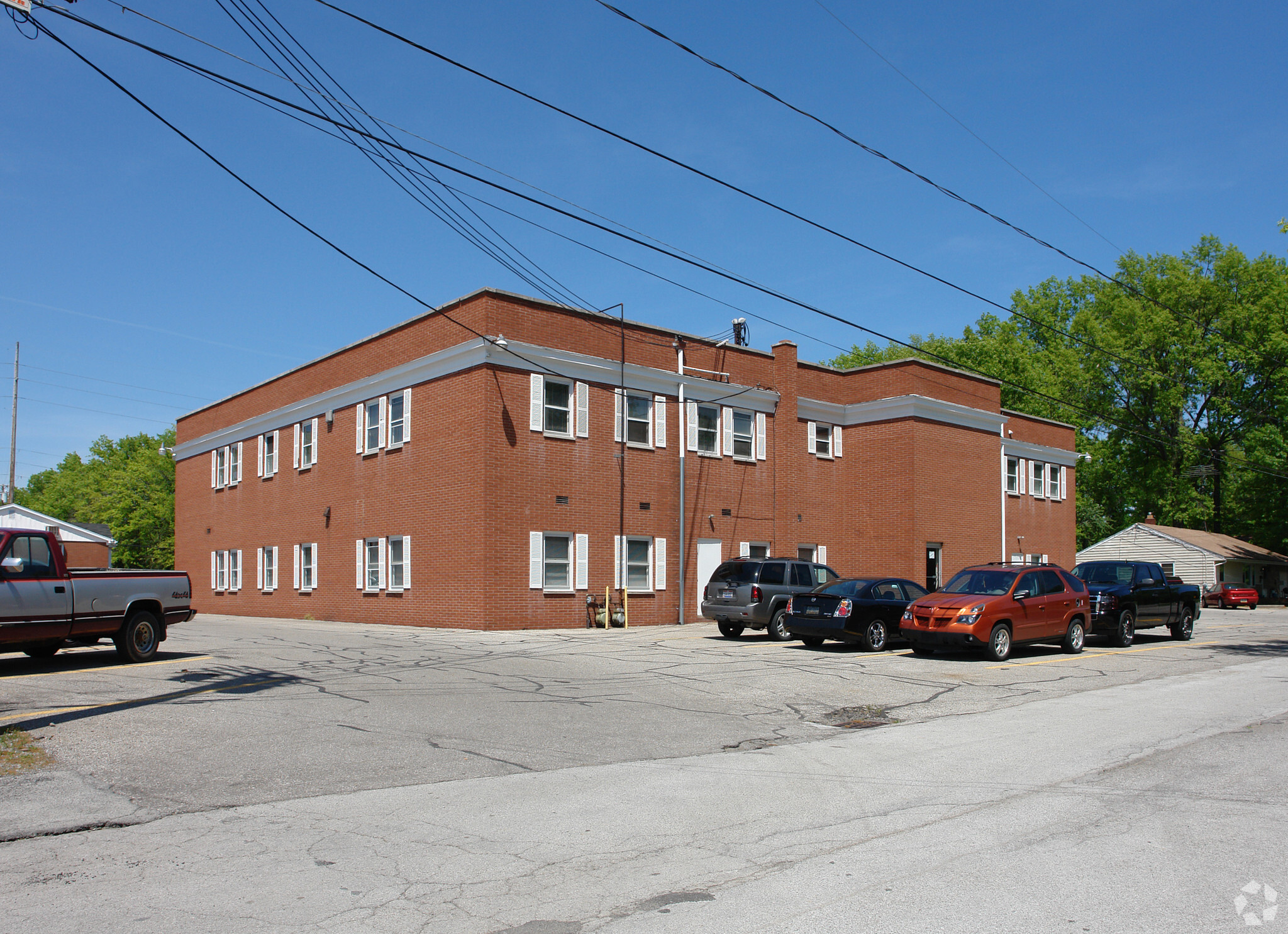 17 Colonial Dr, Youngstown, OH à vendre Photo du bâtiment- Image 1 de 1