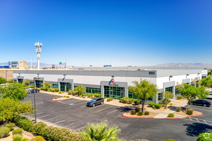 950 W Warm Springs Rd, Henderson, NV à louer - Photo du bâtiment - Image 2 de 11