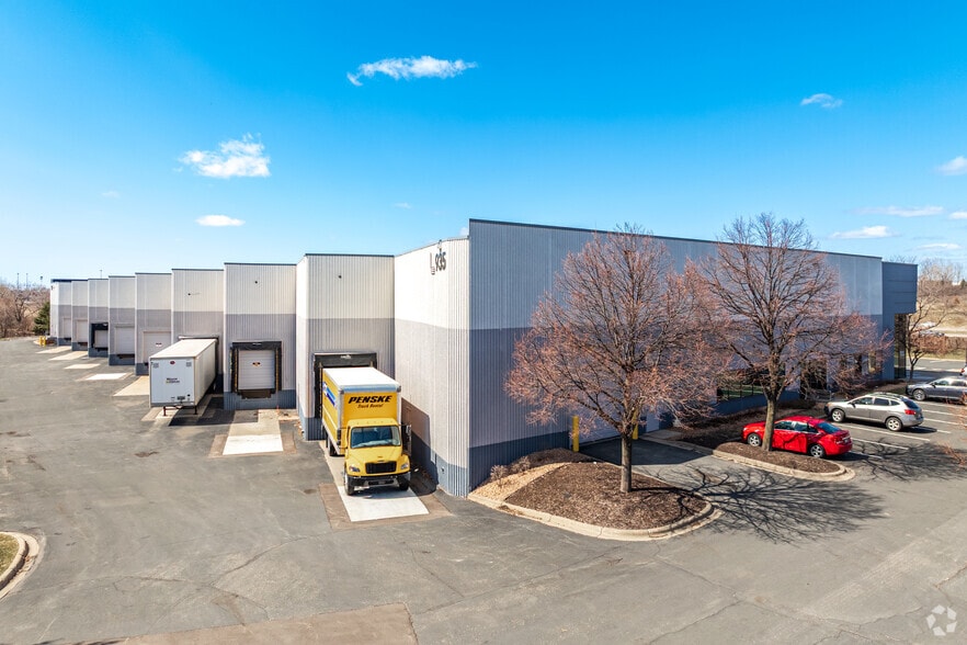 935 Blue Gentian Rd, Eagan, MN for lease - Building Photo - Image 3 of 17