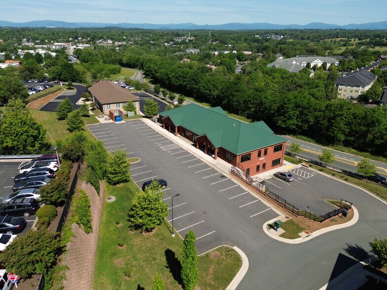 4000 Olympia Cir, Charlottesville, VA à louer - Photo du bâtiment - Image 3 de 8