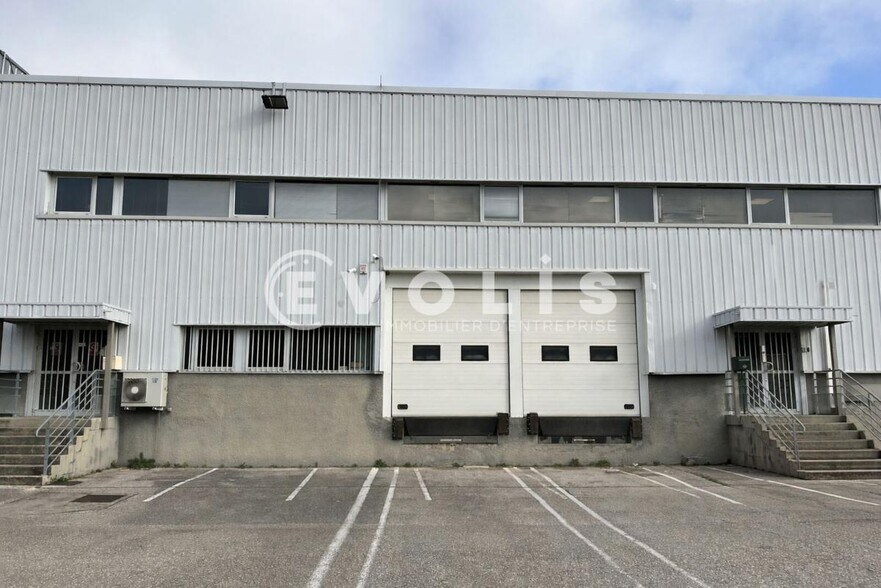 82 Avenue Des Arrivaux, Saint-Quentin-Fallavier for sale - Building Photo - Image 3 of 11