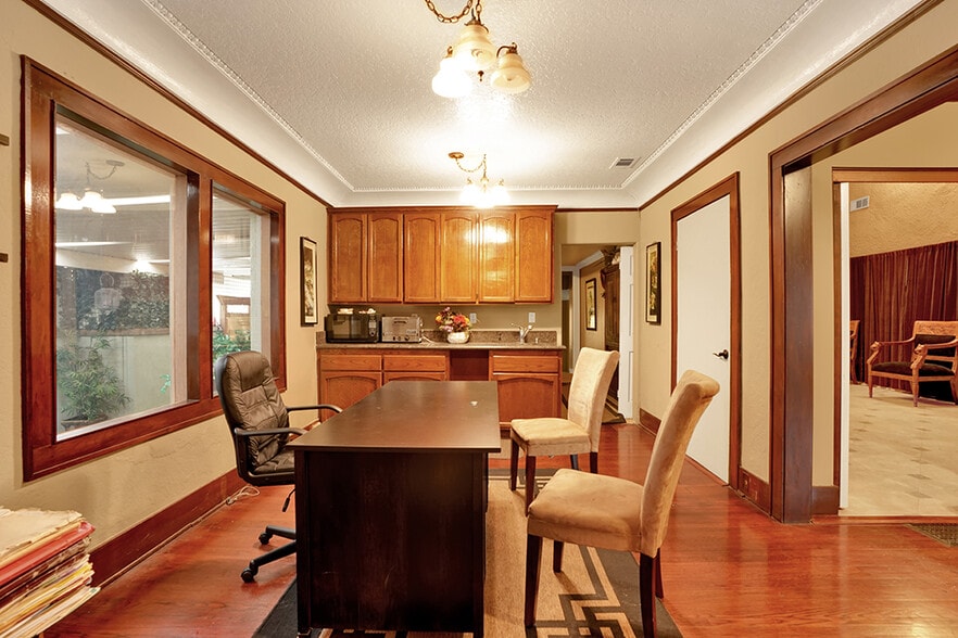 932 E Chapman Ave, Orange, CA for sale - Interior Photo - Image 3 of 23