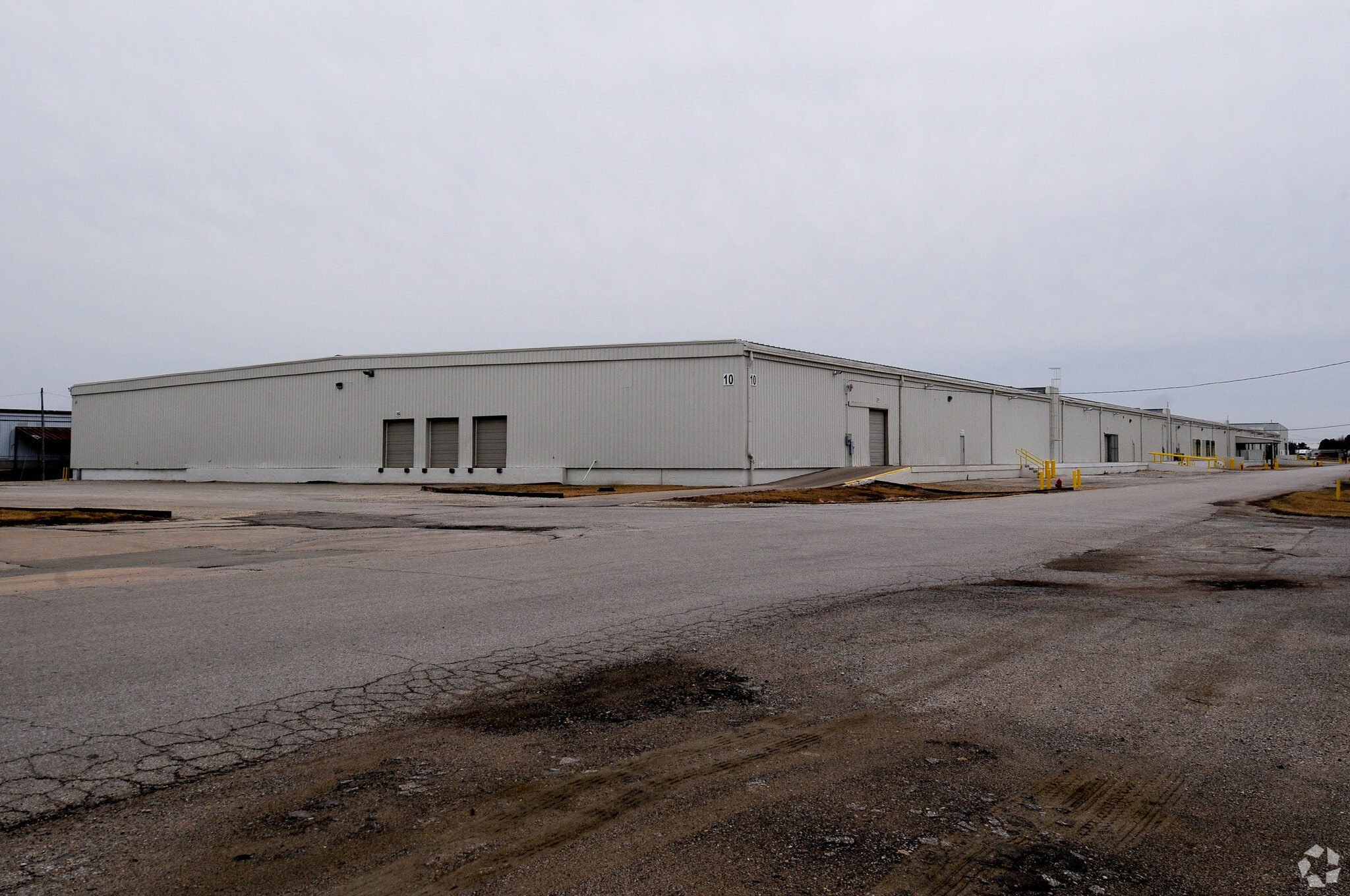 925 SW University Blvd, Topeka, KS for sale Primary Photo- Image 1 of 9